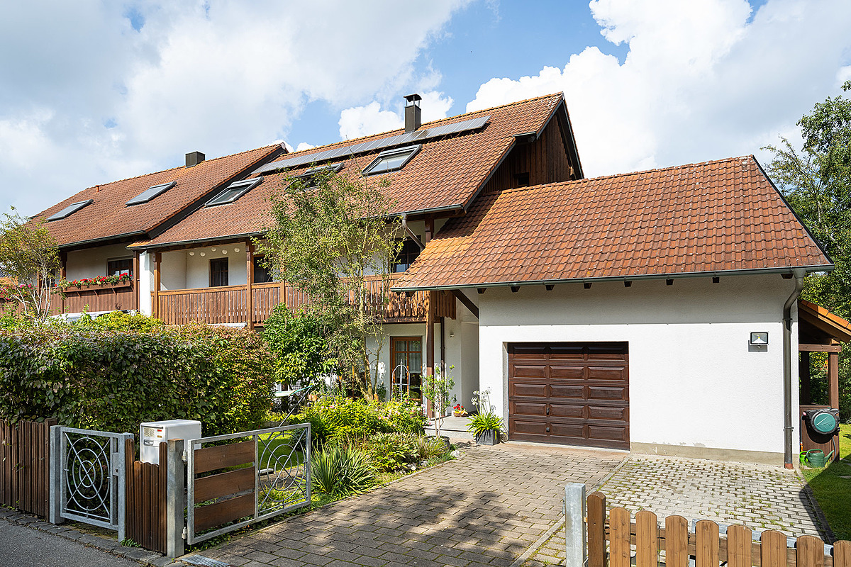 Paradies für die ganze Familie- Großzügiges Mehrgenerationenhaus in Wörth/Hofsinglding - Außenansicht mit Garage