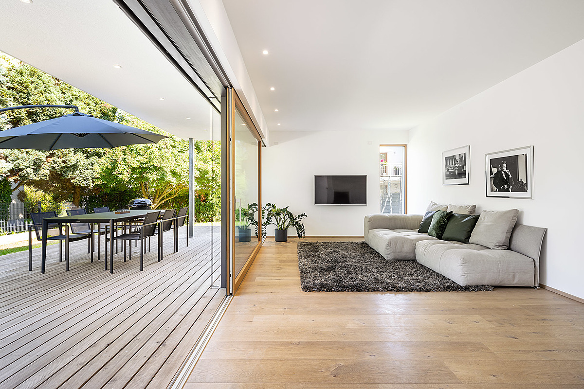 Luxuriöses Einfamilienhaus im Bauhaus-Stil - Offener Wohnbereich mit Zugang zur Terrasse