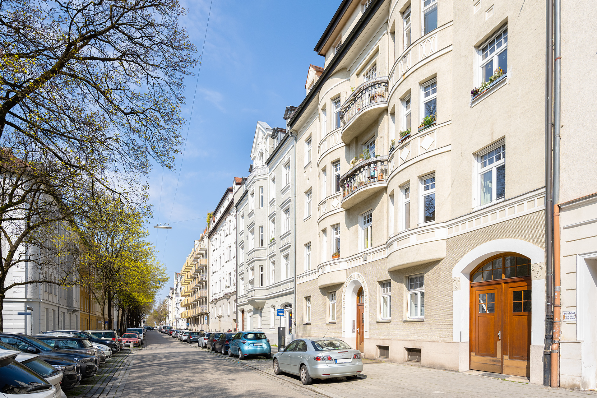 Charmante, denkmalgeschützte 2,5 Zimmer-Wohnung in München-Schwabing - Blick in die Straße