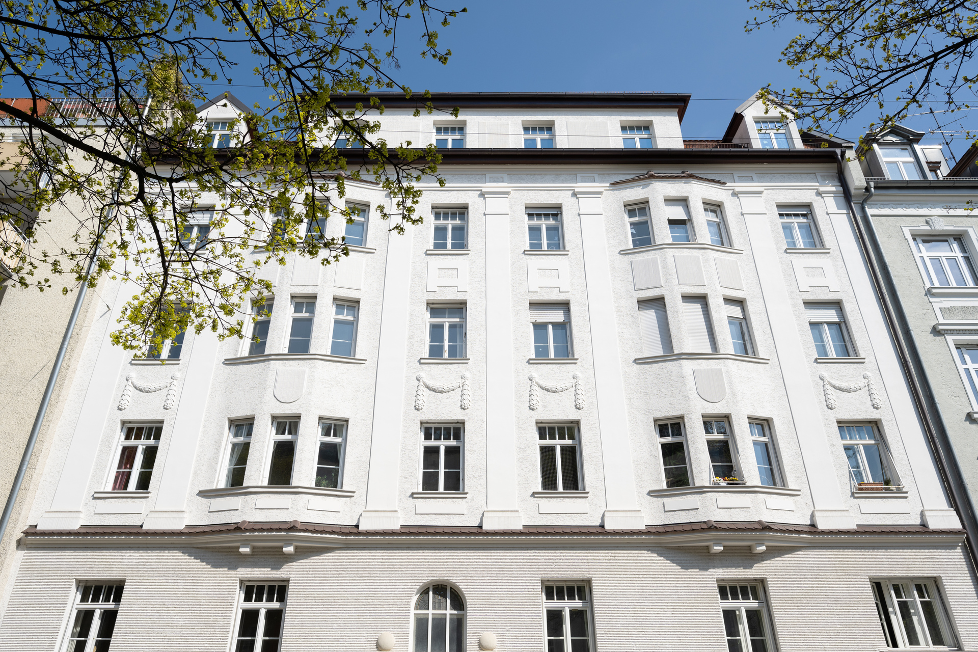 Charmante, denkmalgeschützte 2,5 Zimmer-Wohnung in München-Schwabing - Außenansicht des Hauses