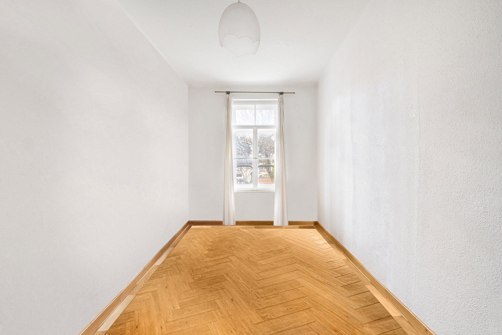 Charmante, denkmalgeschützte 2,5 Zimmer-Wohnung in München-Schwabing - Schlafzimmer