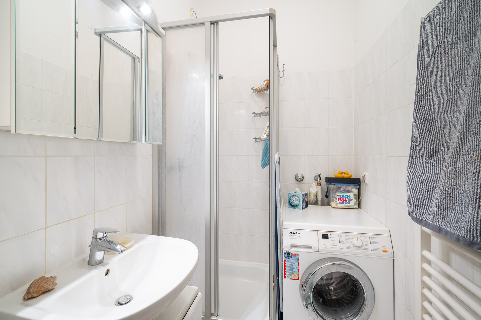 Charmante, denkmalgeschützte 2,5 Zimmer-Wohnung in München-Schwabing - Bad mit Dusche, Waschmaschinenanschluss