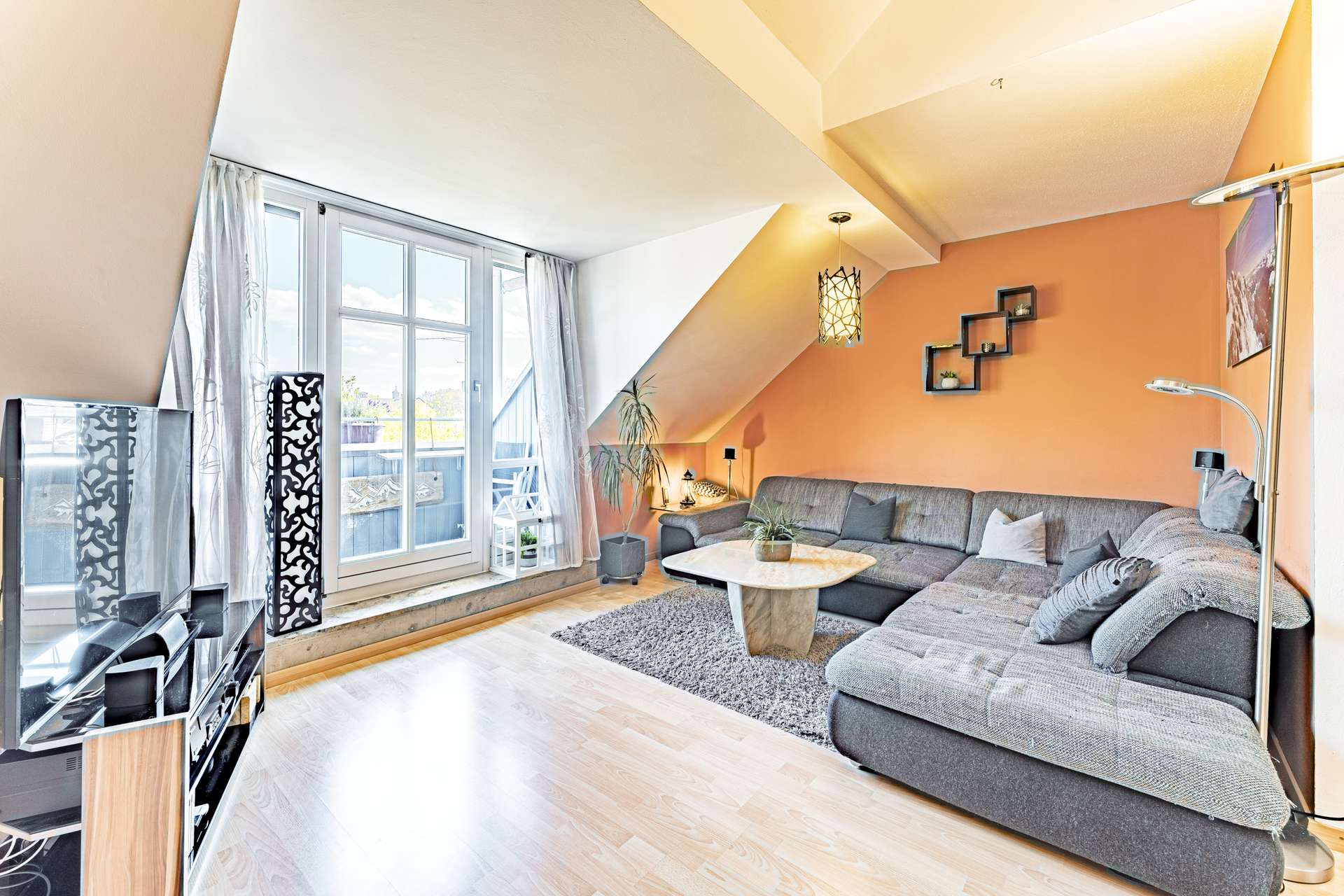 2,5-Zimmer Maisonette-Wohnung im Zentrum auf Erbpacht - Wohnbereich mit Blick auf die Loggie