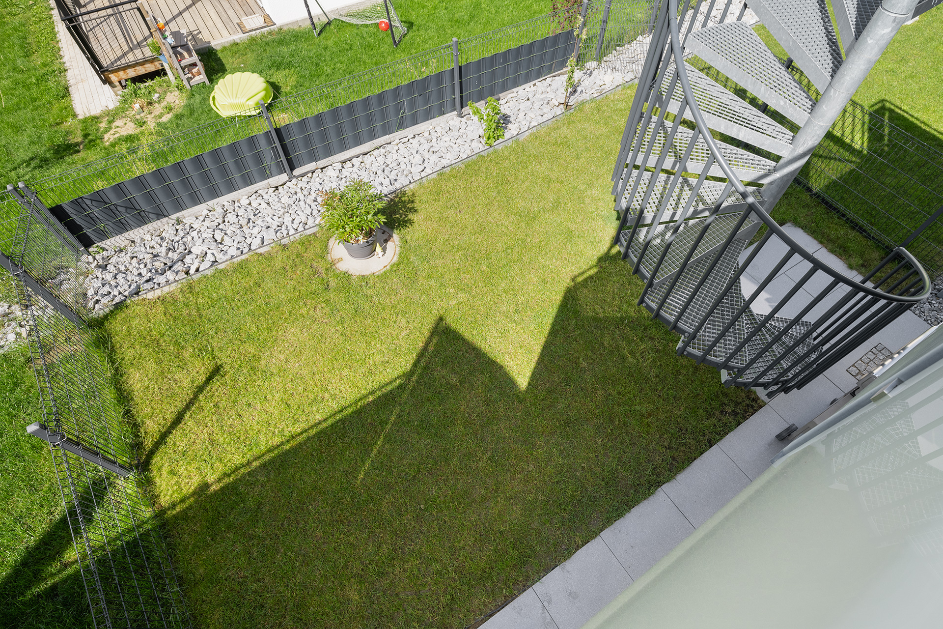 Neuwertiges Reihenmittelhaus mit Garten und Dachterrasse - Blick von der Terrasse zum Garten