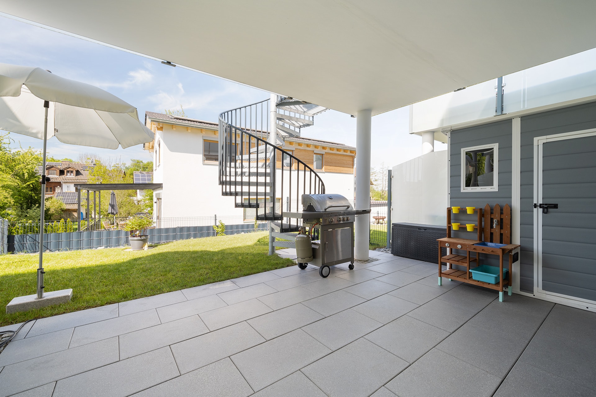 Neuwertiges Reihenmittelhaus mit Garten und Dachterrasse - Terrasse im UG