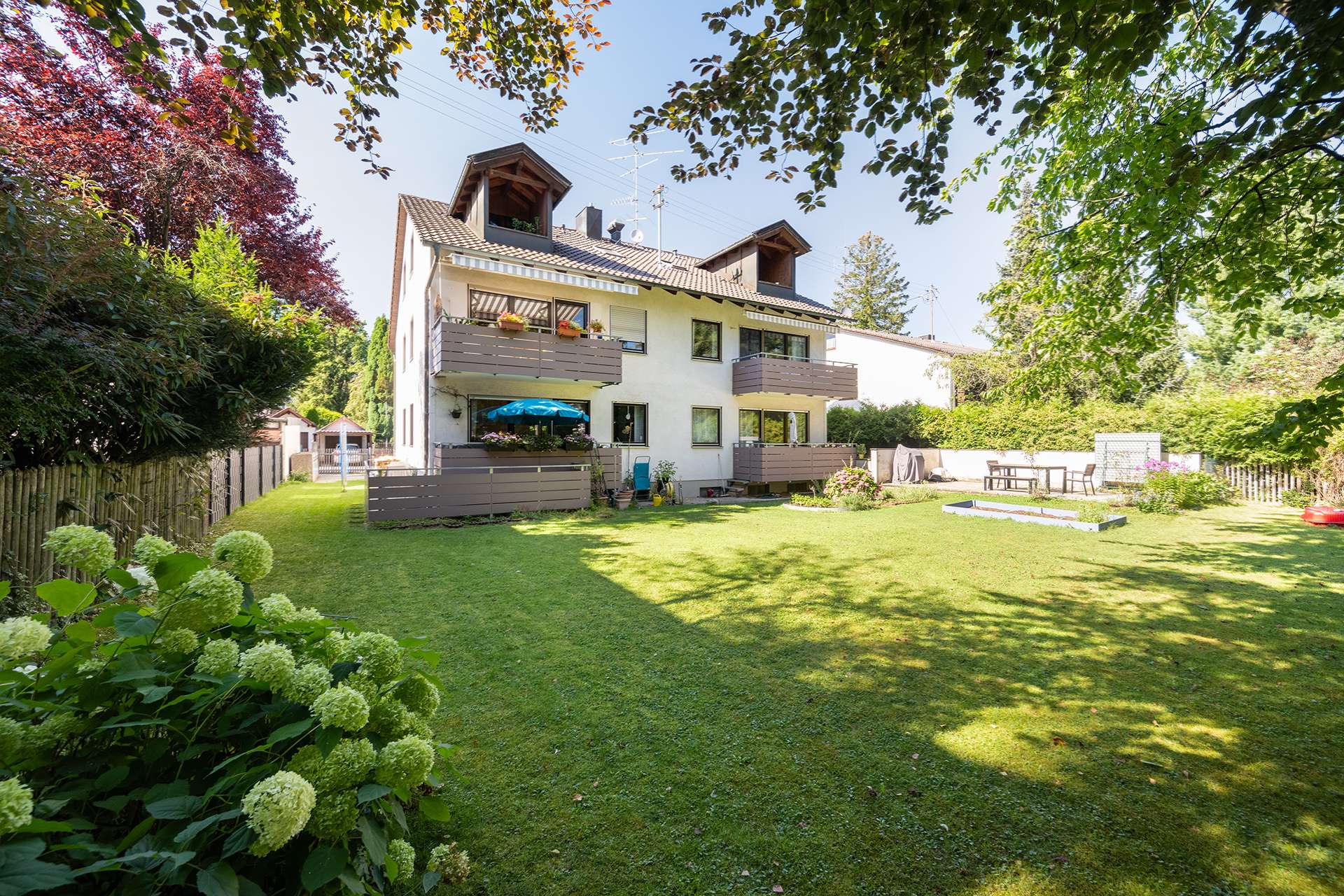 Vermietetes 6-Parteienhaus mit Tiefgarage und projektierter Baulandreserve - Mehrfamilienhaus mit Balkone und Gauben