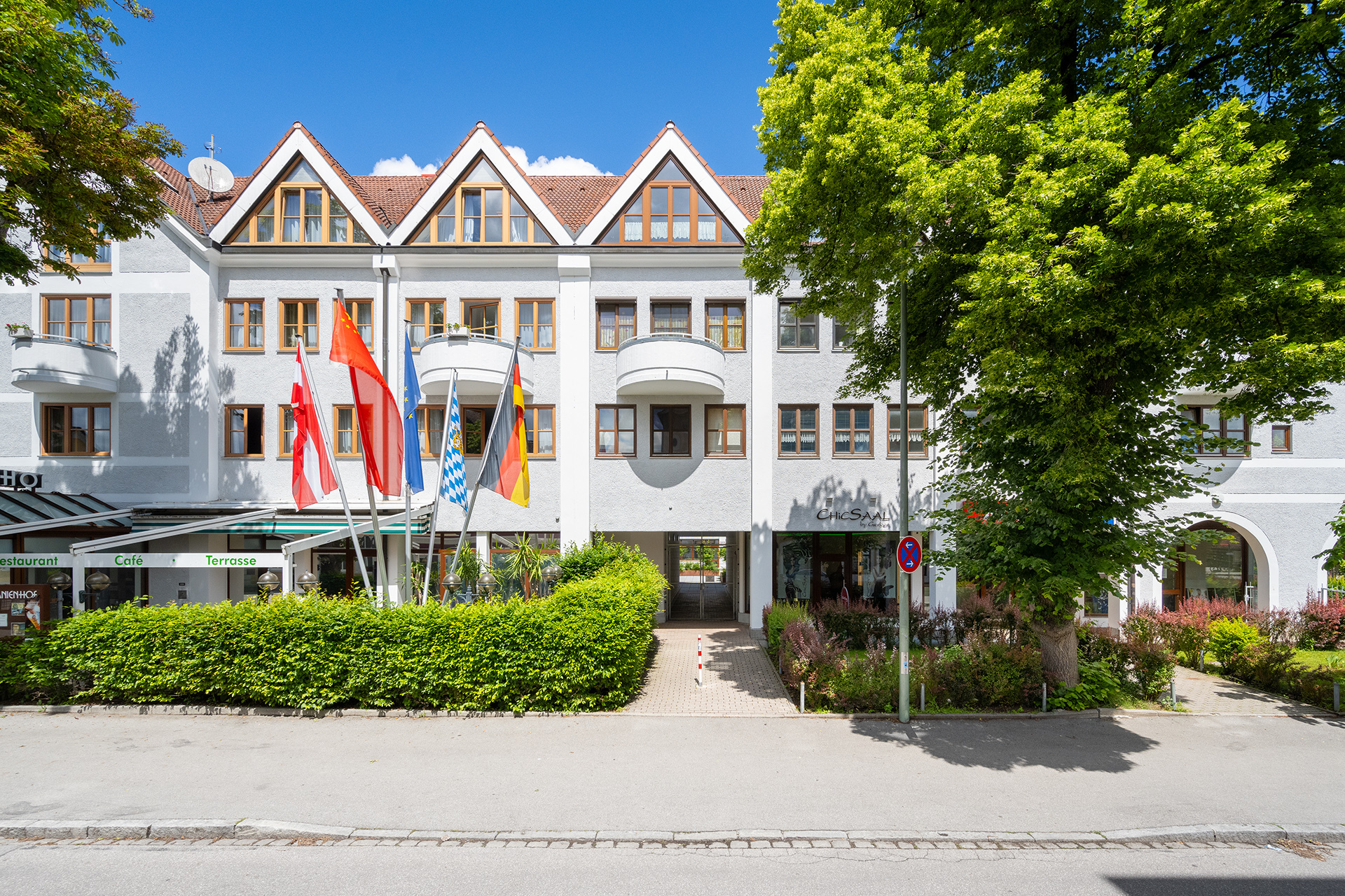 Schön geschnittene 2-Zimmer-Wohnung mit Balkon auf Erbpacht - Hauseingang