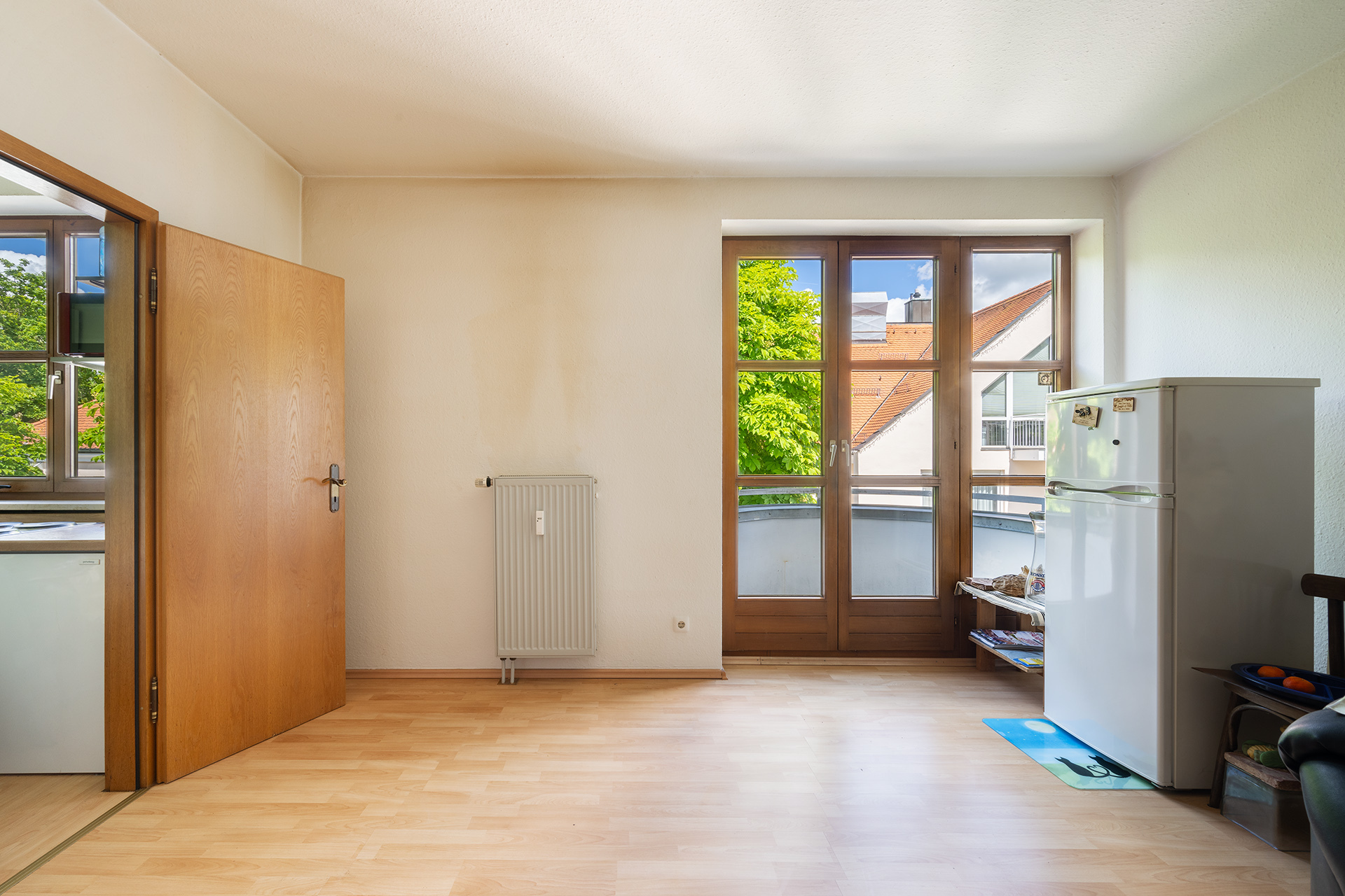Schön geschnittene 2-Zimmer-Wohnung mit Balkon auf Erbpacht - Wohnzimmer mit Balkonzugang
