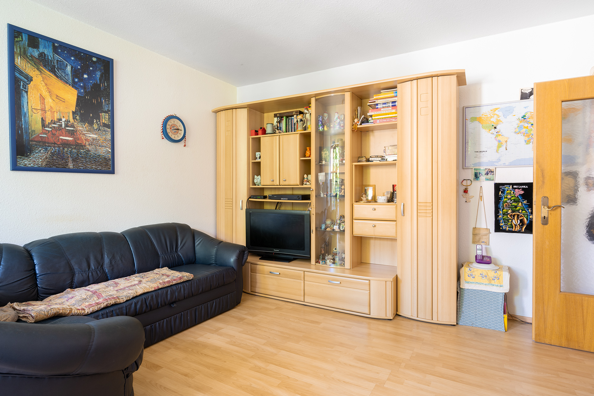 Schön geschnittene 2-Zimmer-Wohnung mit Balkon auf Erbpacht - Wohnzimmer