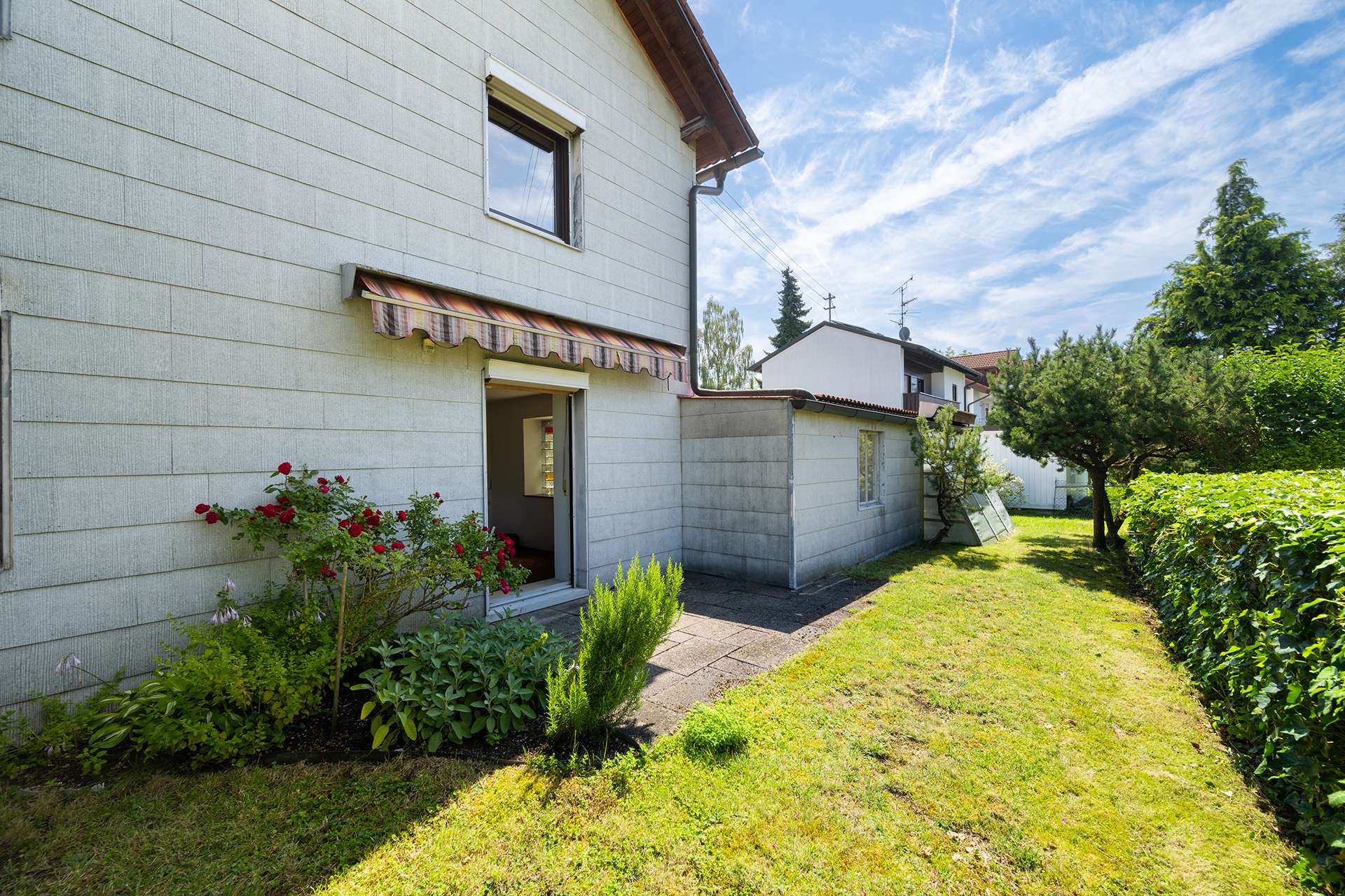 Renovierungsbedürftiges Einfamilienhaus mit viel Potential in Vaterstetten - Terrasse mit Garten