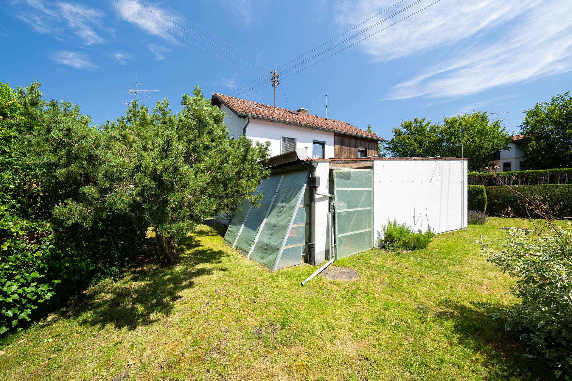 Renovierungsbedürftiges Einfamilienhaus mit viel Potential in Vaterstetten - Geräteschuppen und Garten