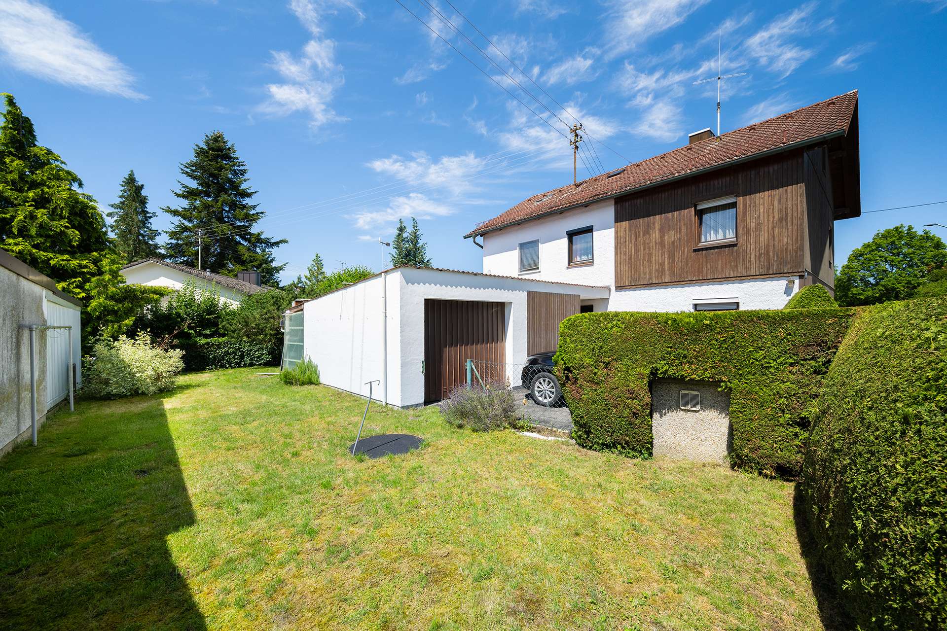 Renovierungsbedürftiges Einfamilienhaus mit viel Potential in Vaterstetten - Blick in den Garten und Garage