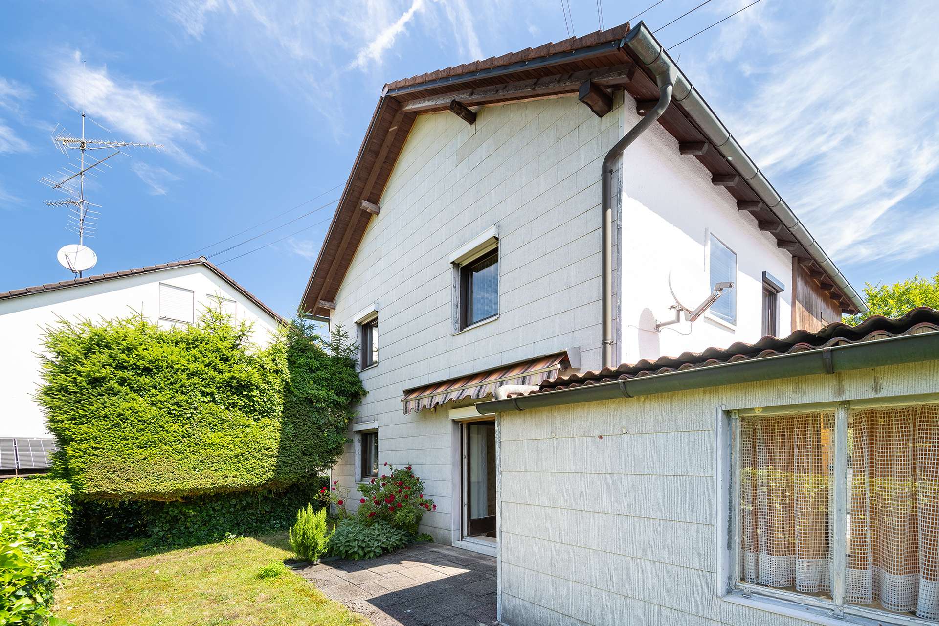 Renovierungsbedürftiges Einfamilienhaus mit viel Potential in Vaterstetten - Rückansicht mit Terrasse