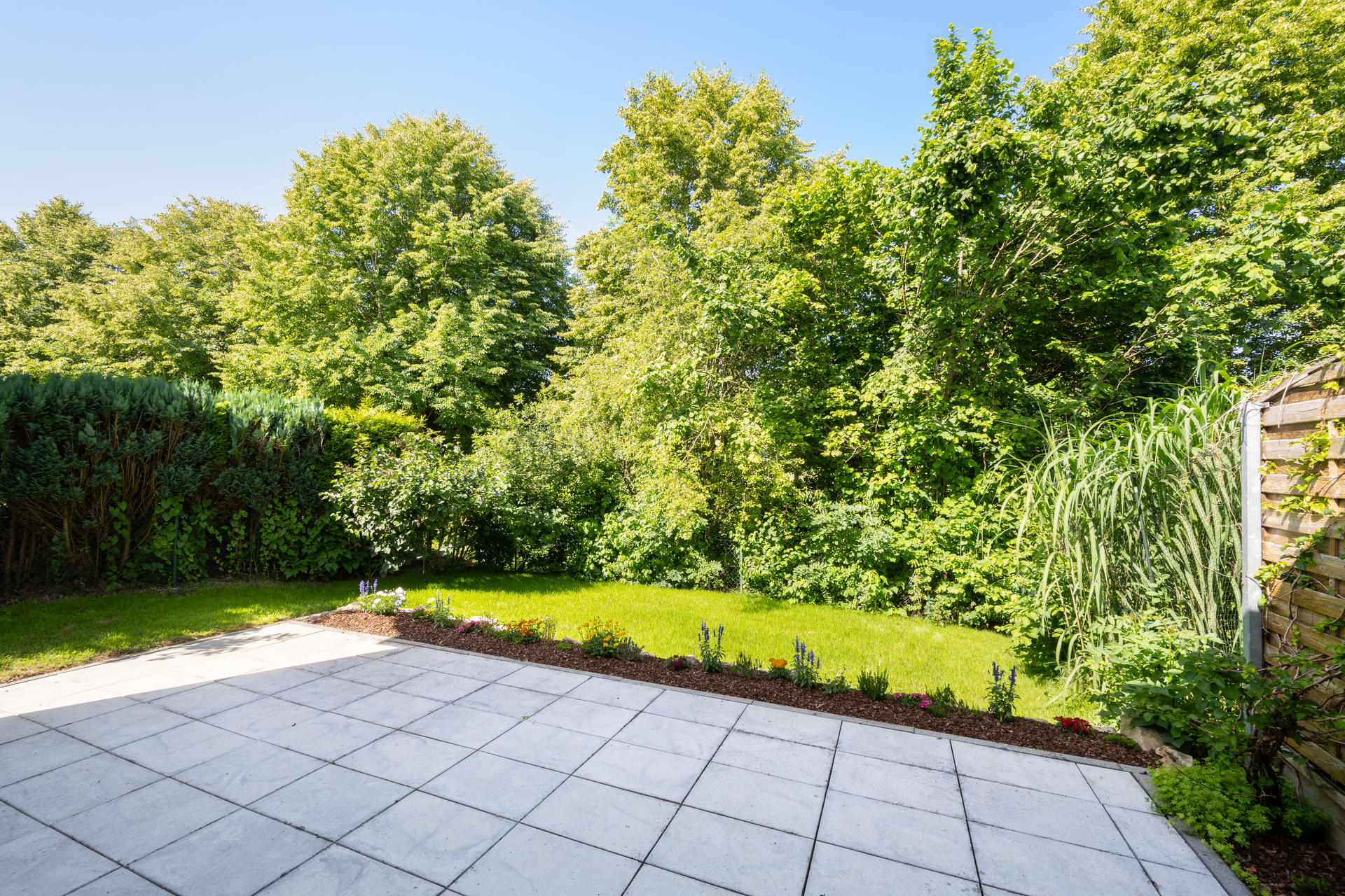 Willkommen Zuhause - Doppelhaushälfte in familienfreundlicher und ländlicher Umgebung - Terrasse mit Garten und dichtem Baumbestand