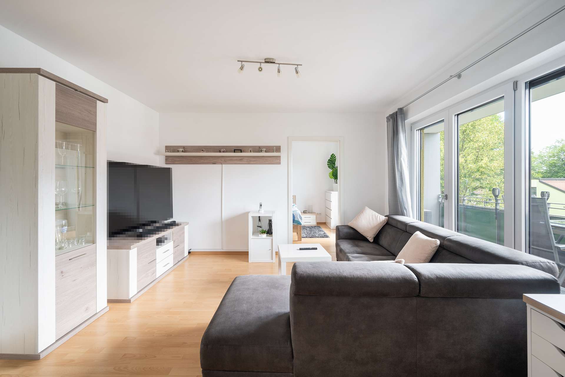 Attraktive, barrierefreie 2-Zimmer-Wohnung mit Balkon für gehobene Wohnwünsche - Wohnzimmer mit Balkon