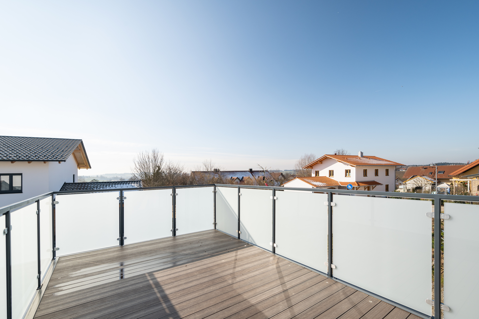 Luxuriöse neuwertige Doppelhaushälfte mit bester Anbindung nach München - Uneinsehbare Sonnenterrasse