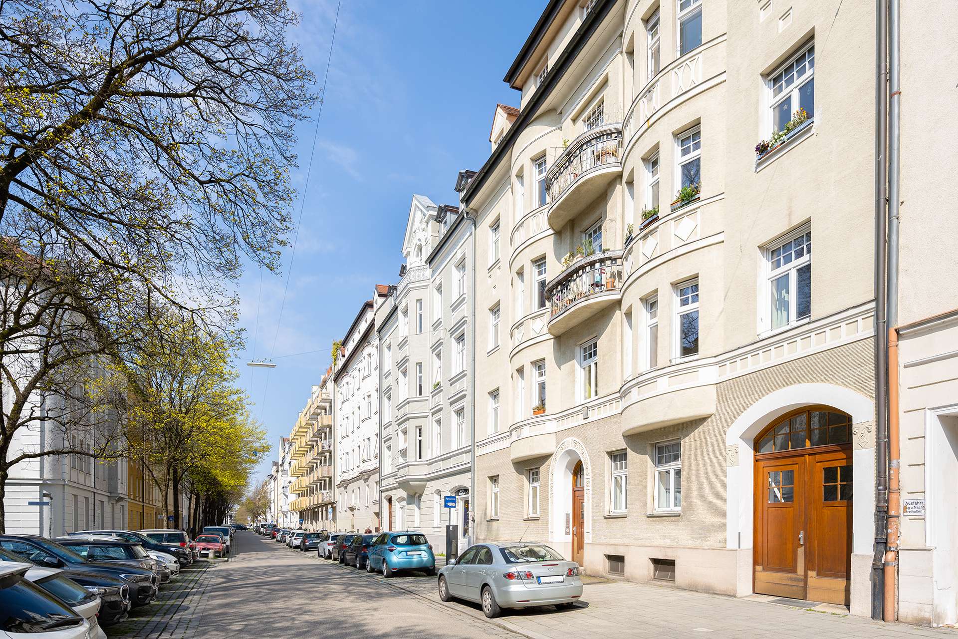 AUSSERGEWÖHNLICHE, DENKMALGESCHÜTZTE 2-ZIMMER-STADTWOHNUNG IN MÜNCHEN-SCHWABING - Blick in die Straße