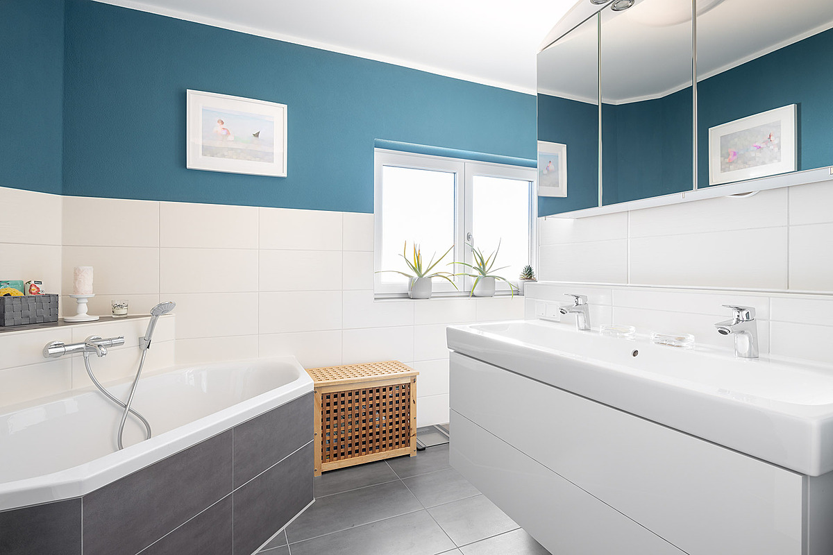 Modernes, top ausgestattetes Einfamilienhaus mit Garten und einmaligen Ausblick - Badezimmer im OG mit Eckbadewanne und Doppelwaschtisch