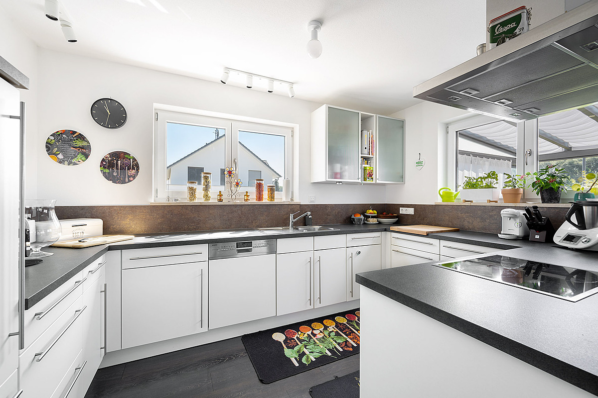 Modernes, top ausgestattetes Einfamilienhaus mit Garten und einmaligen Ausblick - Hochwertige Einbauküche mit Kochinsel