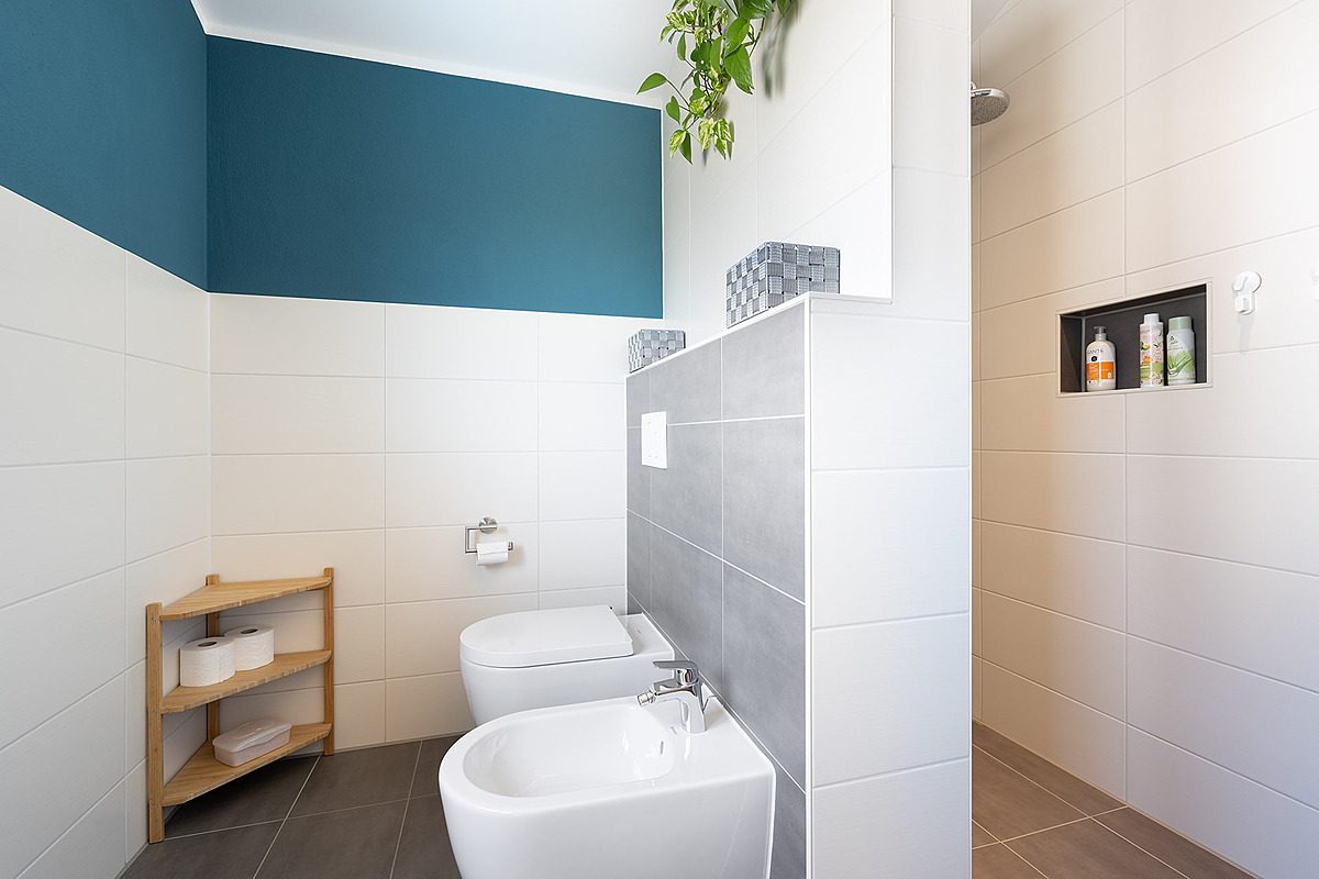Modernes, top ausgestattetes Einfamilienhaus mit Garten und einmaligen Ausblick - Badezimmer im OG mit Bidet_WC und Walk In Dusche