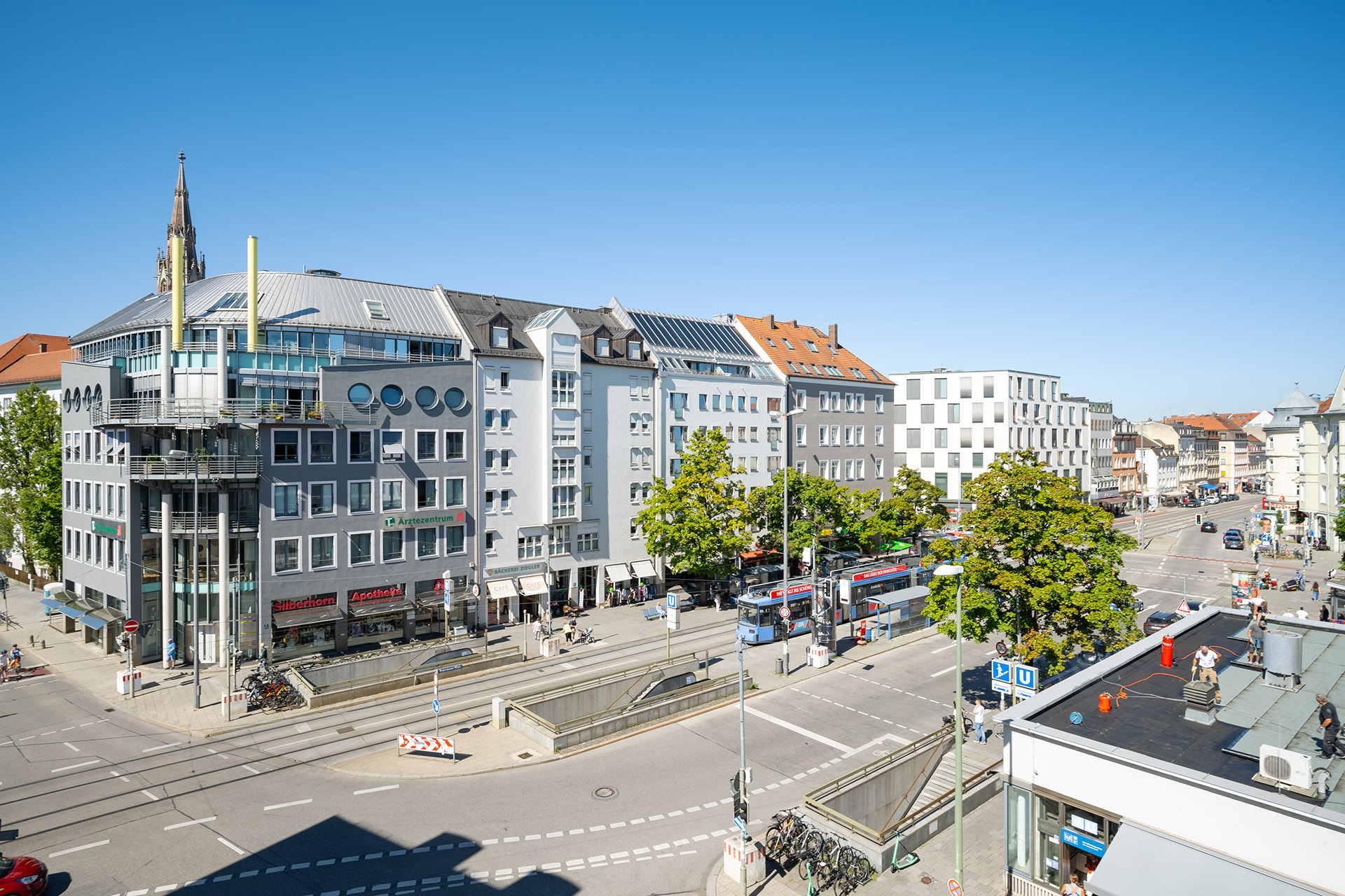 Bezaubernde, denkmalgeschützte 2,5-Zimmer Wohnung mit Balkon im Herzen von Giesing - Blick auf den Tegernseer Platz
