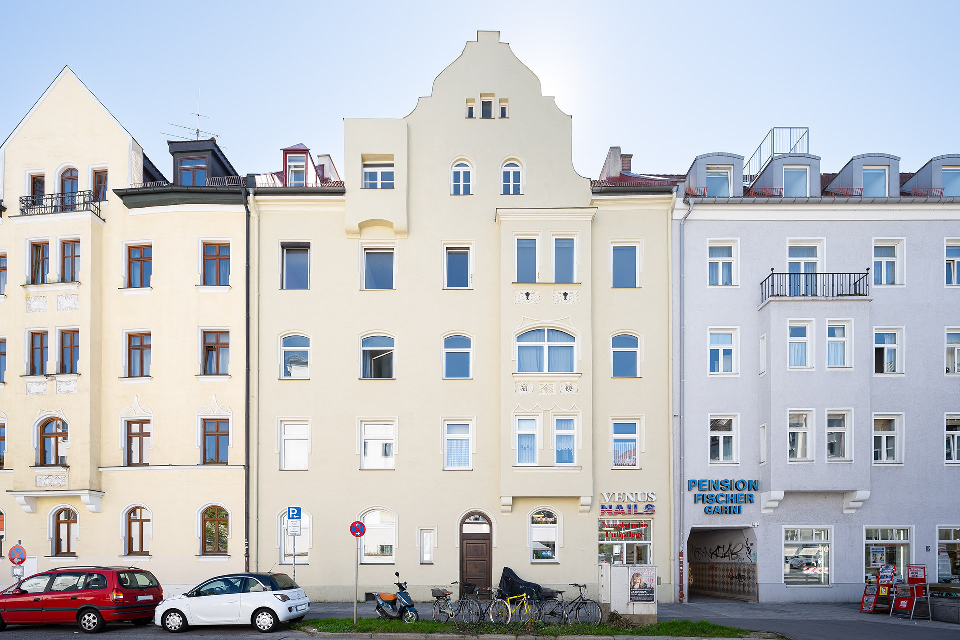 Bezaubernde, denkmalgeschützte 2,5-Zimmer Wohnung mit Balkon im Herzen von Giesing - Blick von der Deisenhofener Straße