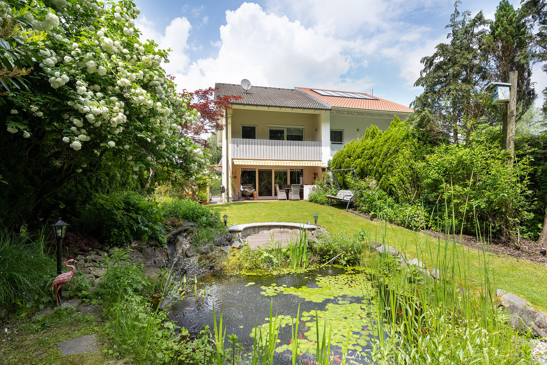 "Verwirklichte Wohnträume" - Attraktive Doppelhaushälfte mit eingewachsenem Garten - Teich im Garten