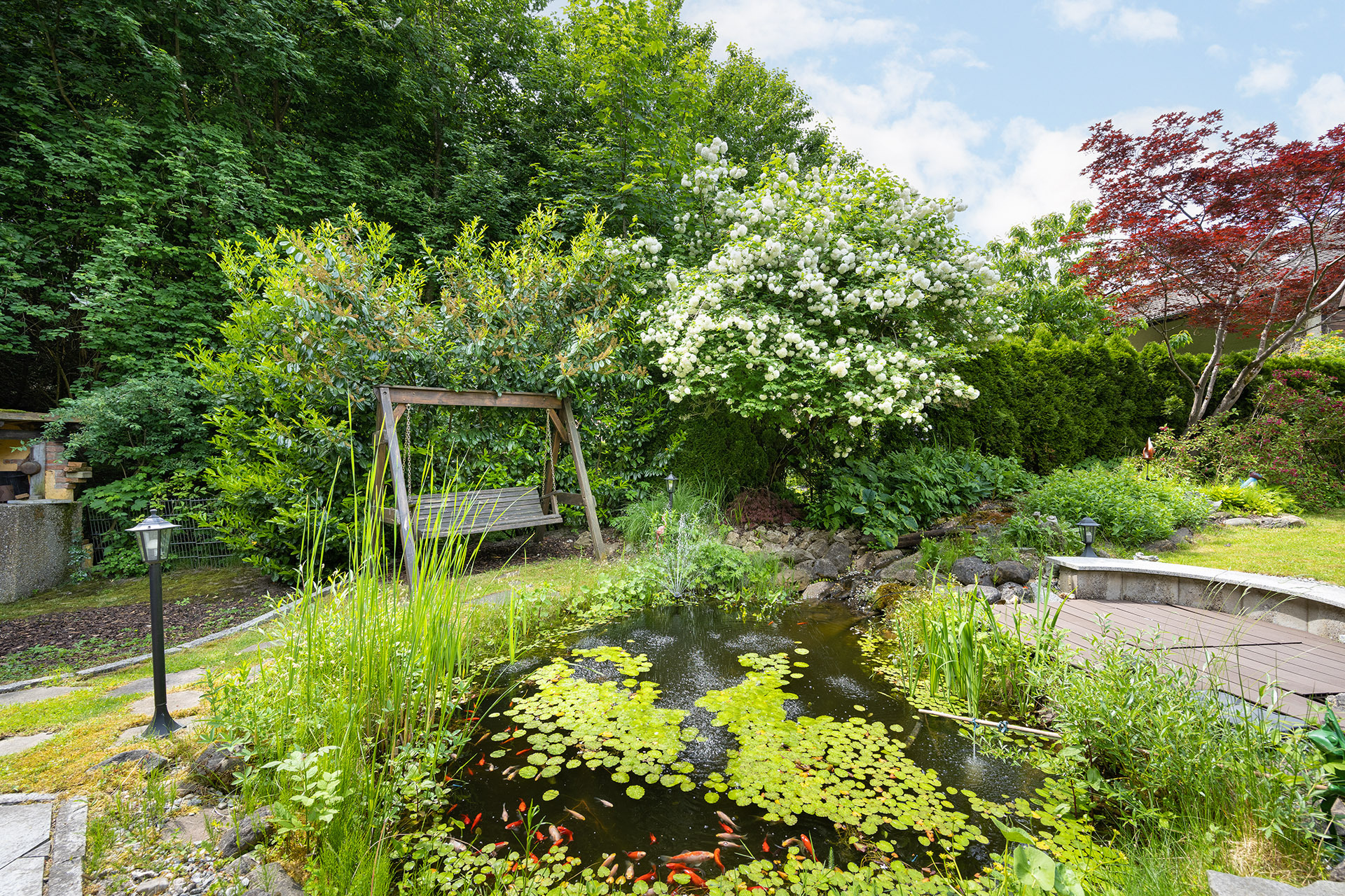 "Verwirklichte Wohnträume" - Attraktive Doppelhaushälfte mit eingewachsenem Garten - Garten am Wald mit Teich