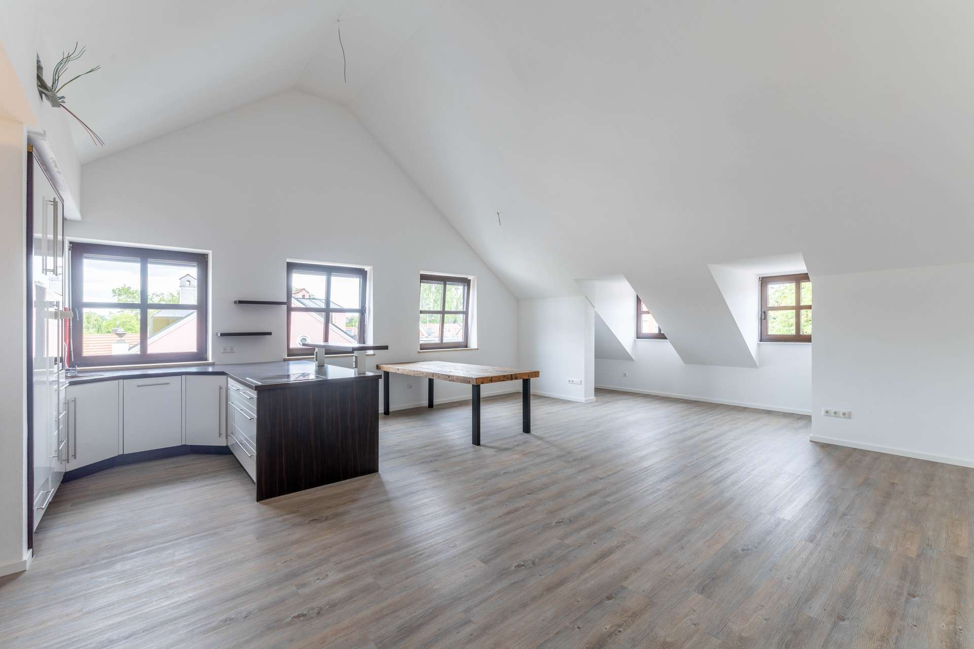 Traumhaft schöne 3-Zimmer Wohnung im Zentrum mit Dachterrasse - Wohn- Essbereich mit Einbauküche und Blick über die Stadt