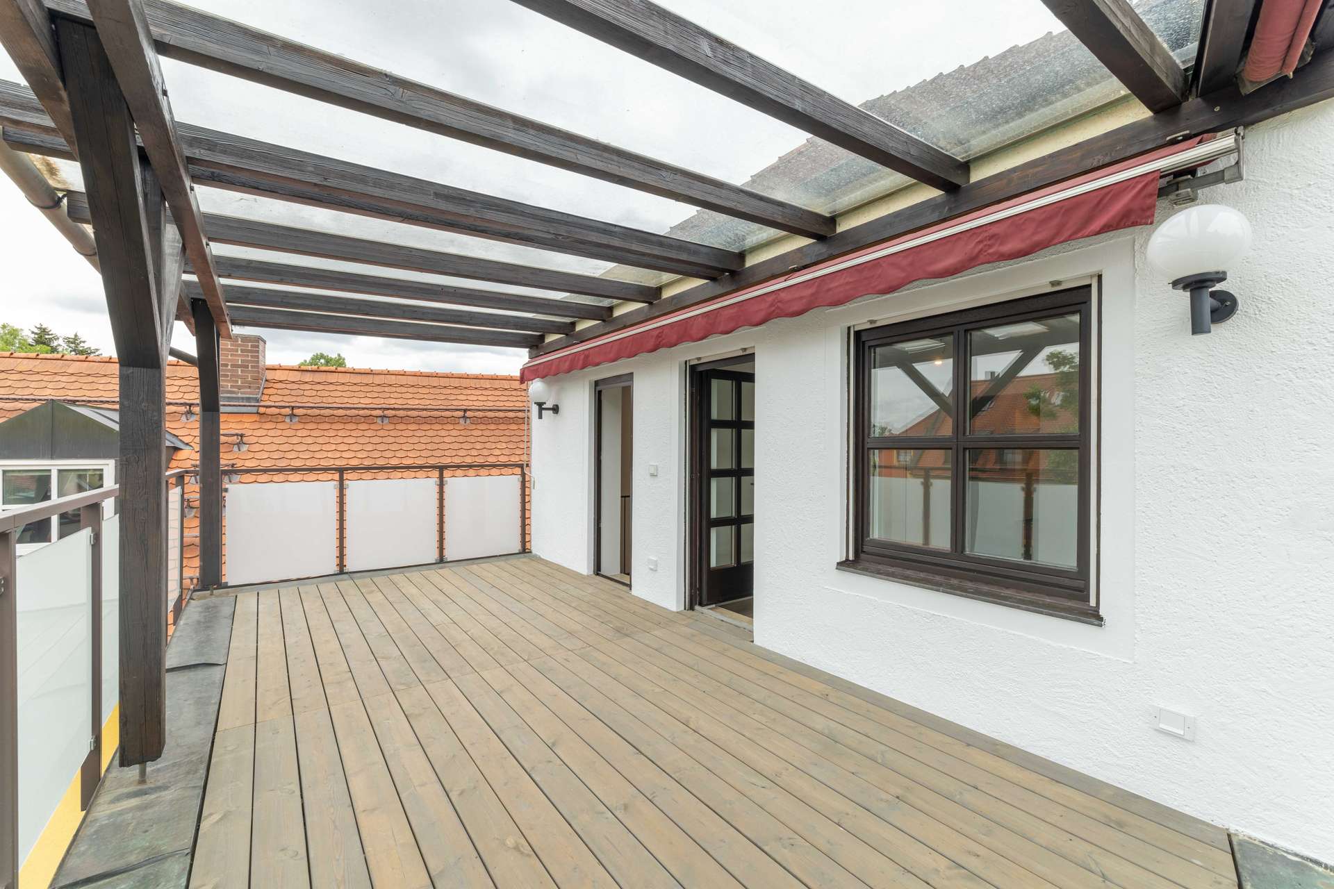 Traumhaft schöne 3-Zimmer Wohnung im Zentrum mit Dachterrasse - Dachterrasse mit Glasdach und Markise