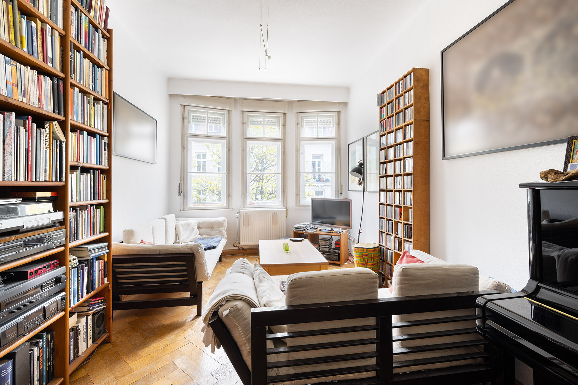 Außergewöhnliche, denkmalgeschützte 3-Zimmer-Wohnung in München-Schwabing - Wohnzimmer mit Erker