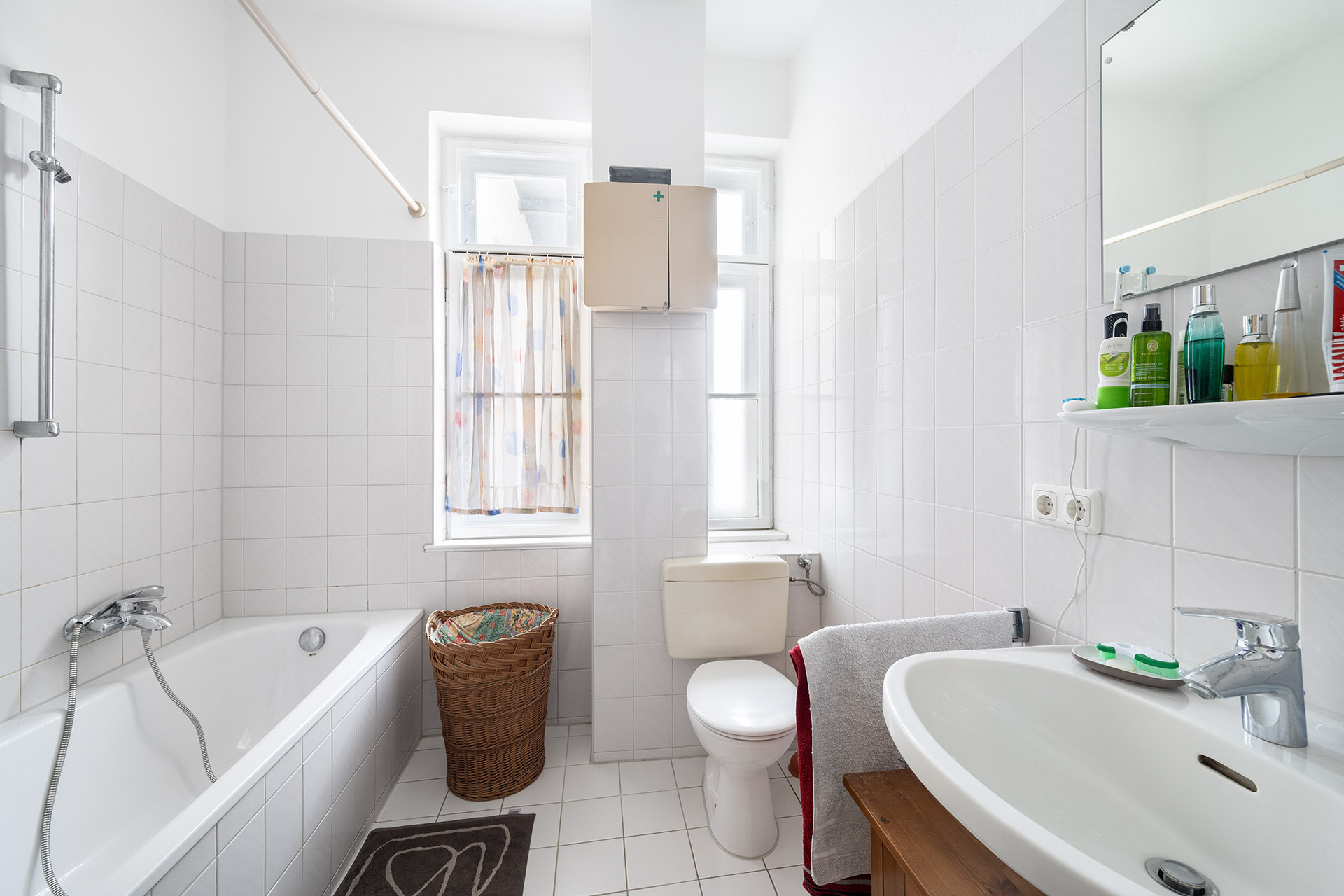 Außergewöhnliche, denkmalgeschützte 3-Zimmer-Wohnung in München-Schwabing - Tageslichtbad mit Wanne