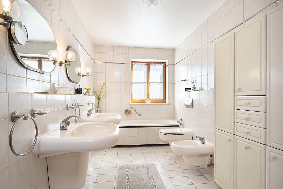 Gepflegtes Mehrgenerationenhaus mit viel Potenzial - Badezimmer mit Doppelwaschtisch und Bidet