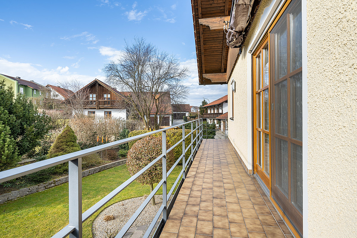 Gepflegtes Mehrgenerationenhaus mit viel Potenzial - Aussicht vom Balkon mit Blick in die Nachbarschaft
