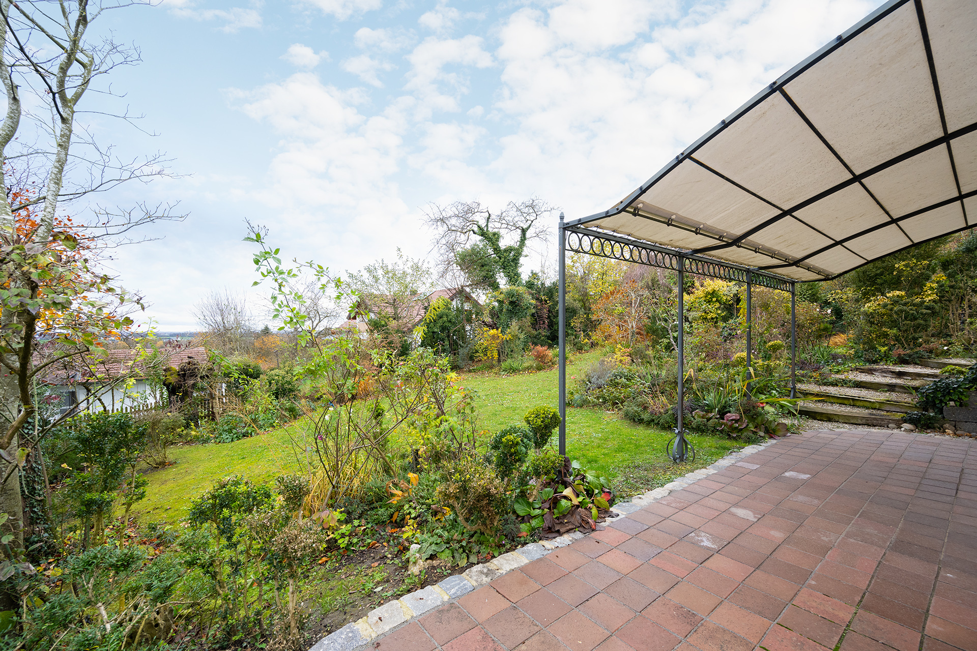 Extravagantes Splitlevel-Einfamilienhaus mit zauberhaften Garten und phantastischen Ausblick - Umlaufende Terrasse mit Garten