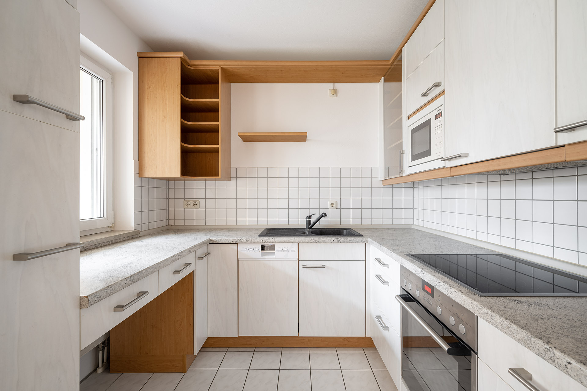 Zauberhafte 3-Zimmer Gartenwohnung in Erding/Langengeisling - Einbauküche mit Markengeräten
