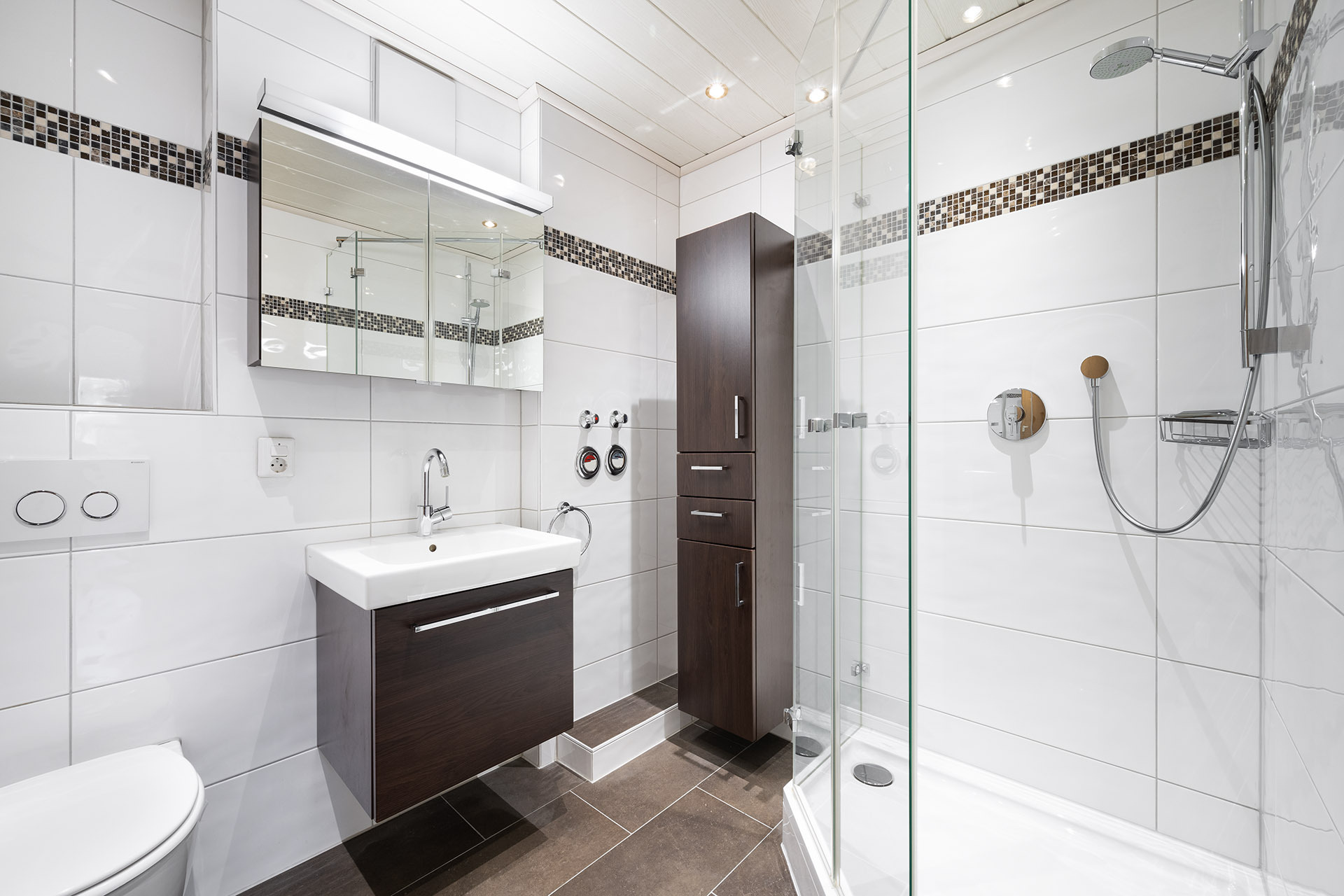 Zauberhafte 3-Zimmer Gartenwohnung in Erding/Langengeisling - Modernes Badezimmer mit Eckdusche und Einbaumöbel
