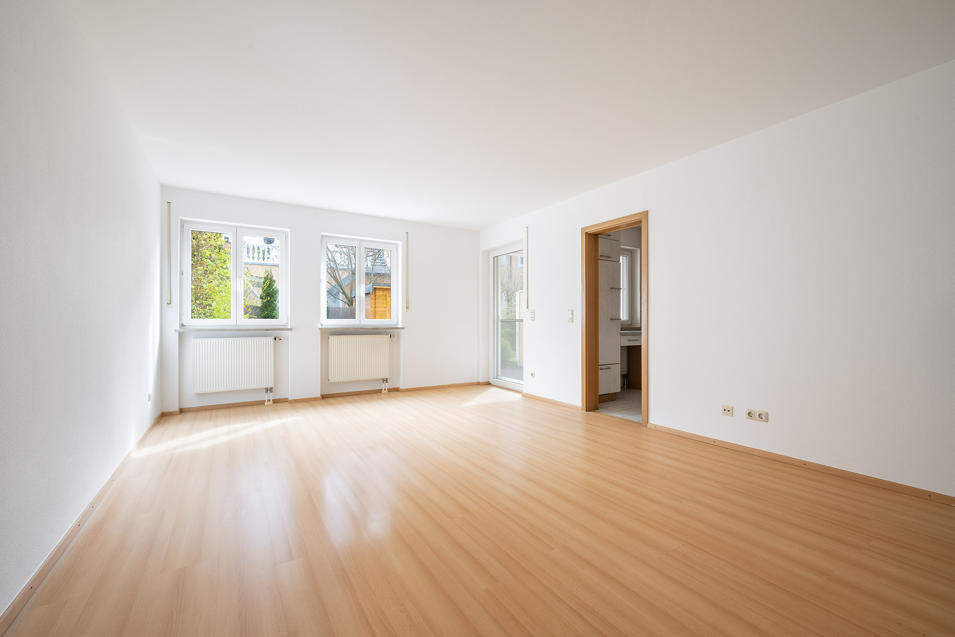Zauberhafte 3-Zimmer Gartenwohnung in Erding/Langengeisling - Wohn_Essbereich mit Zugang zur Küche