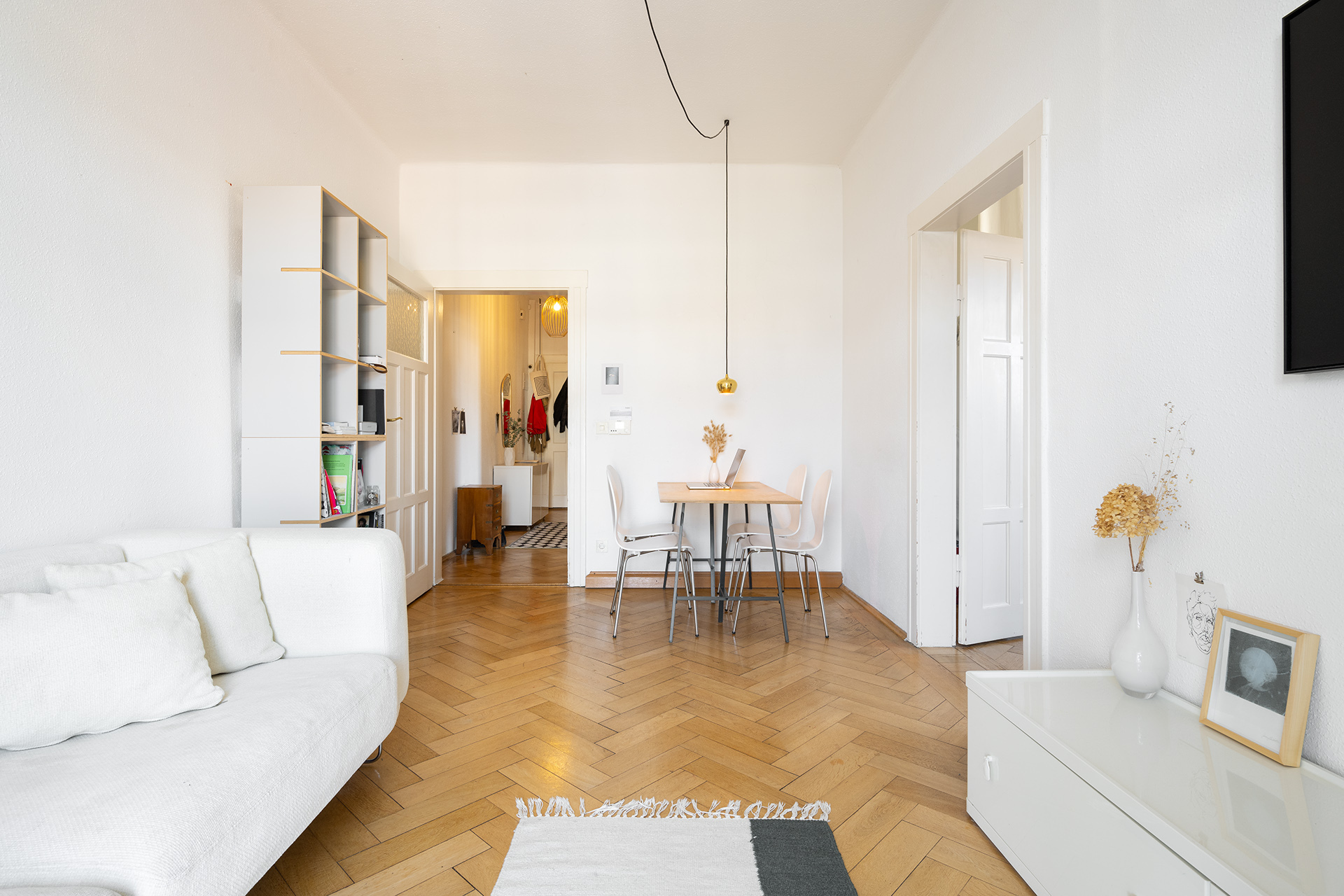 Bezaubernde, denkmalgeschützte 2-Zimmer-Wohnung mit Balkon im Herzen von Schwabing in München - Wohnzimmer / Essbereich