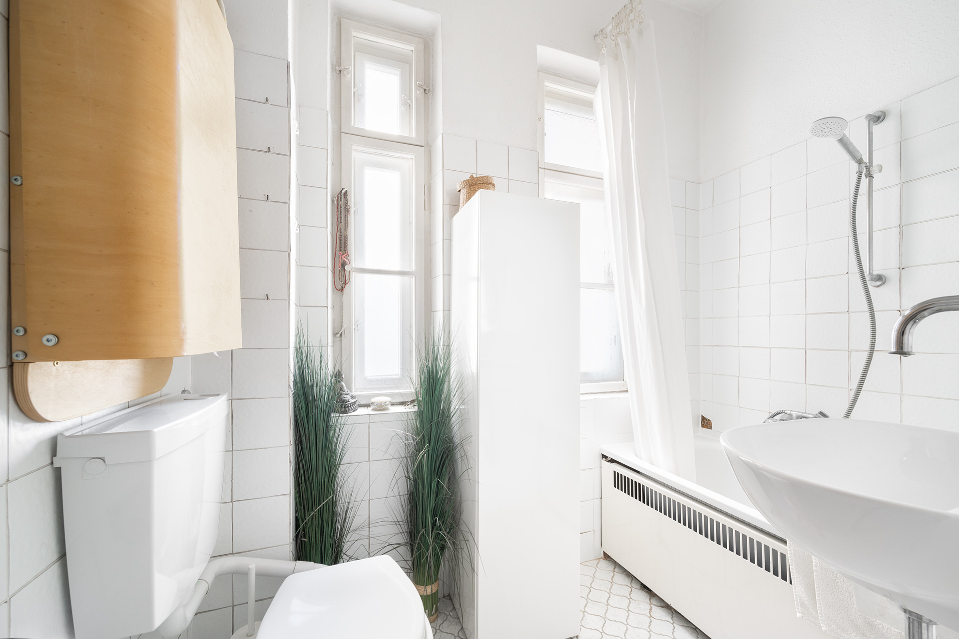 Bezaubernde, denkmalgeschützte 2-Zimmer-Wohnung mit Balkon im Herzen von Schwabing in München - Badezimmer