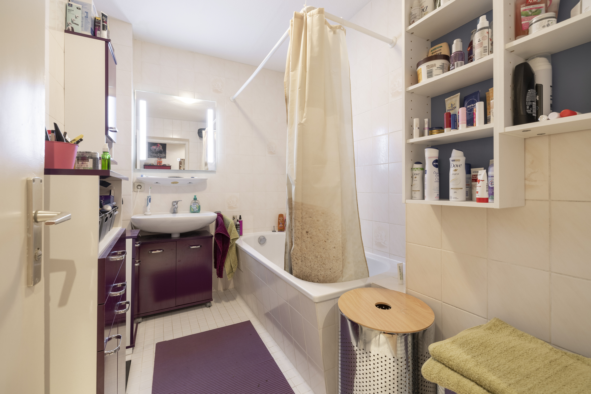Vermietete 2-Zimmer Wohnung im denkmalgeschützten Ensemble in Thalkirchen - Badezimmer mit Dusche und Waschbecken