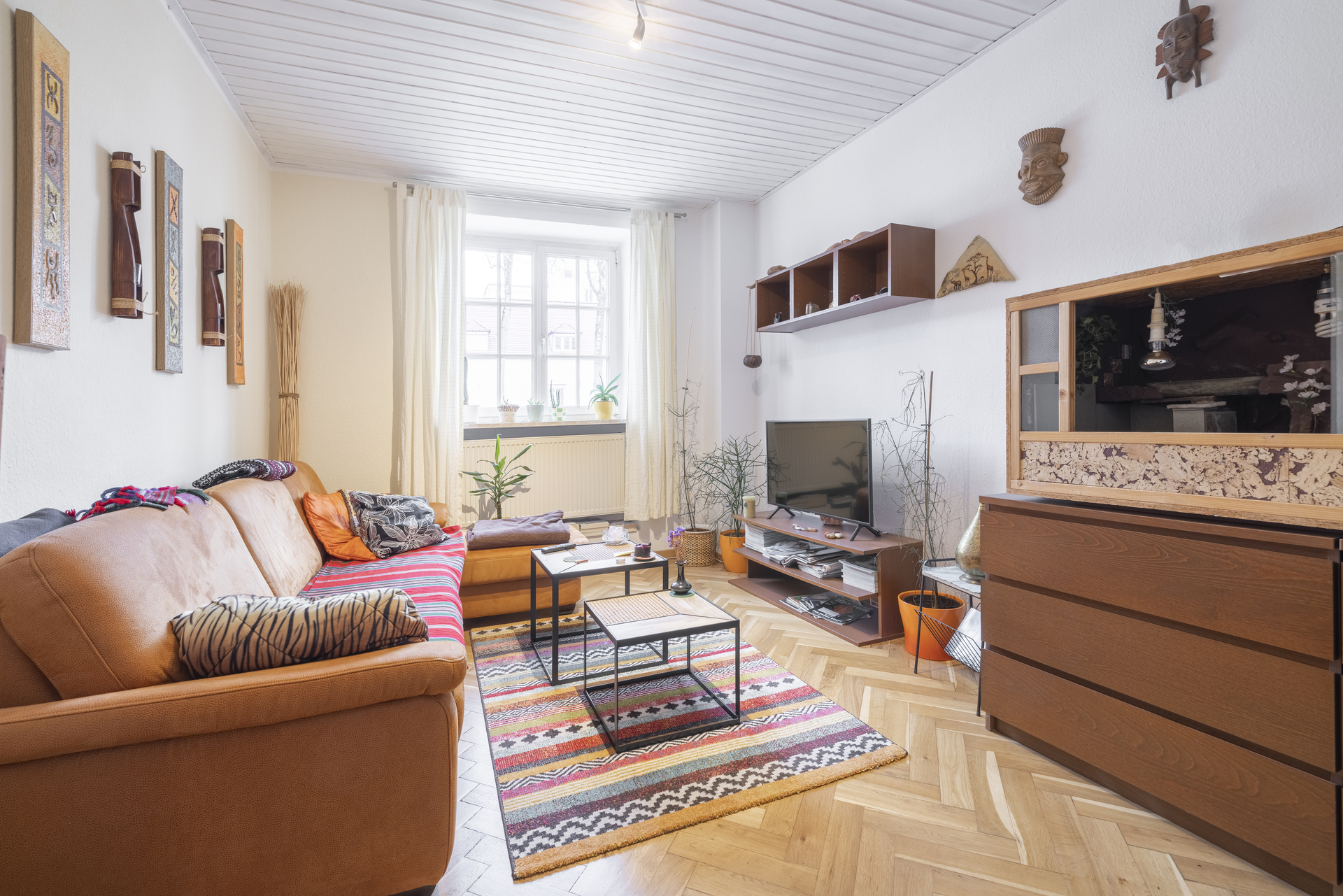 Vermietete 2-Zimmer Wohnung im denkmalgeschützten Ensemble in Thalkirchen - Wohnzimmer mit edlem Fischgrätparkett