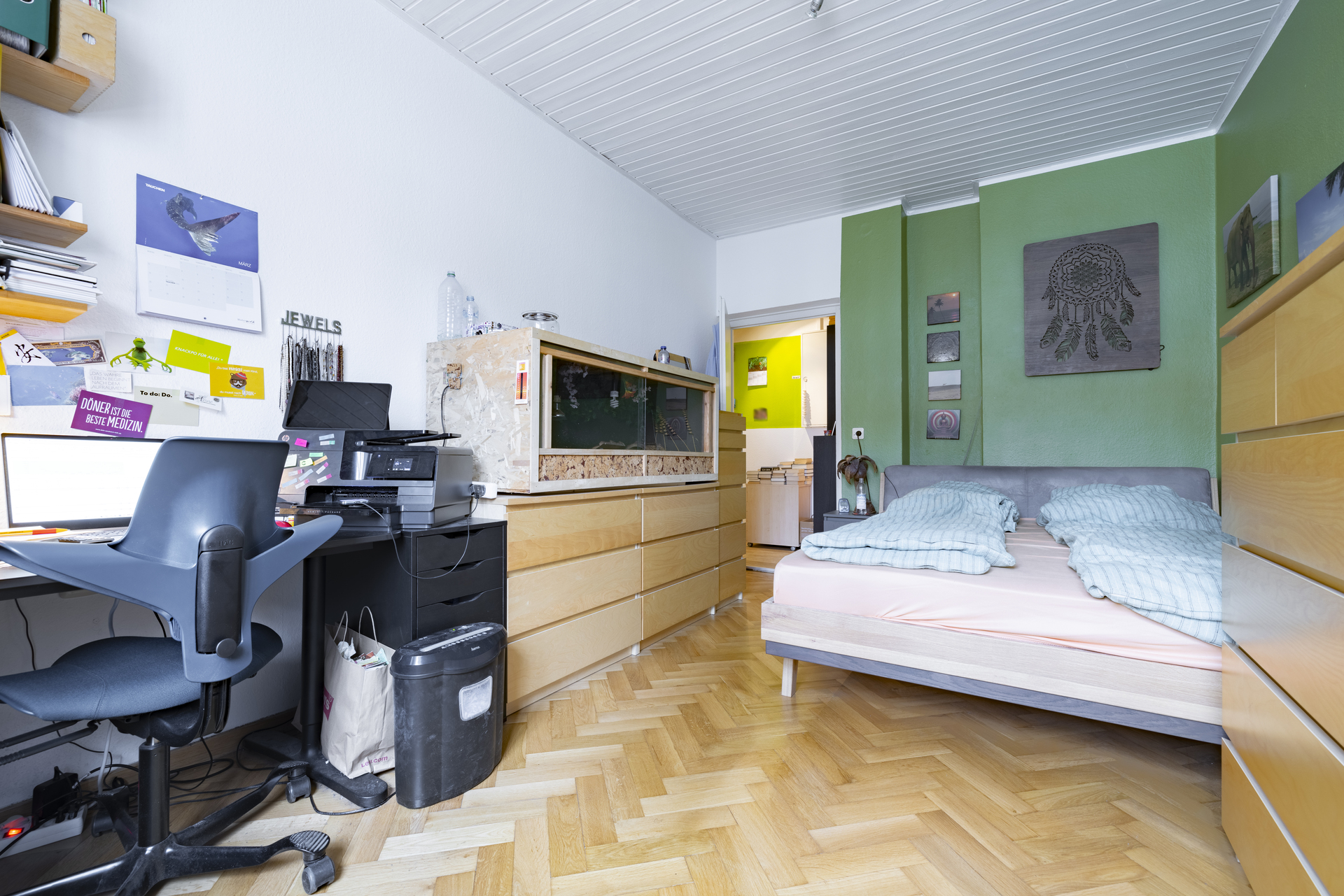 Vermietete 2-Zimmer Wohnung im denkmalgeschützten Ensemble in Thalkirchen - Schlafzimmer mit original Fischgrät