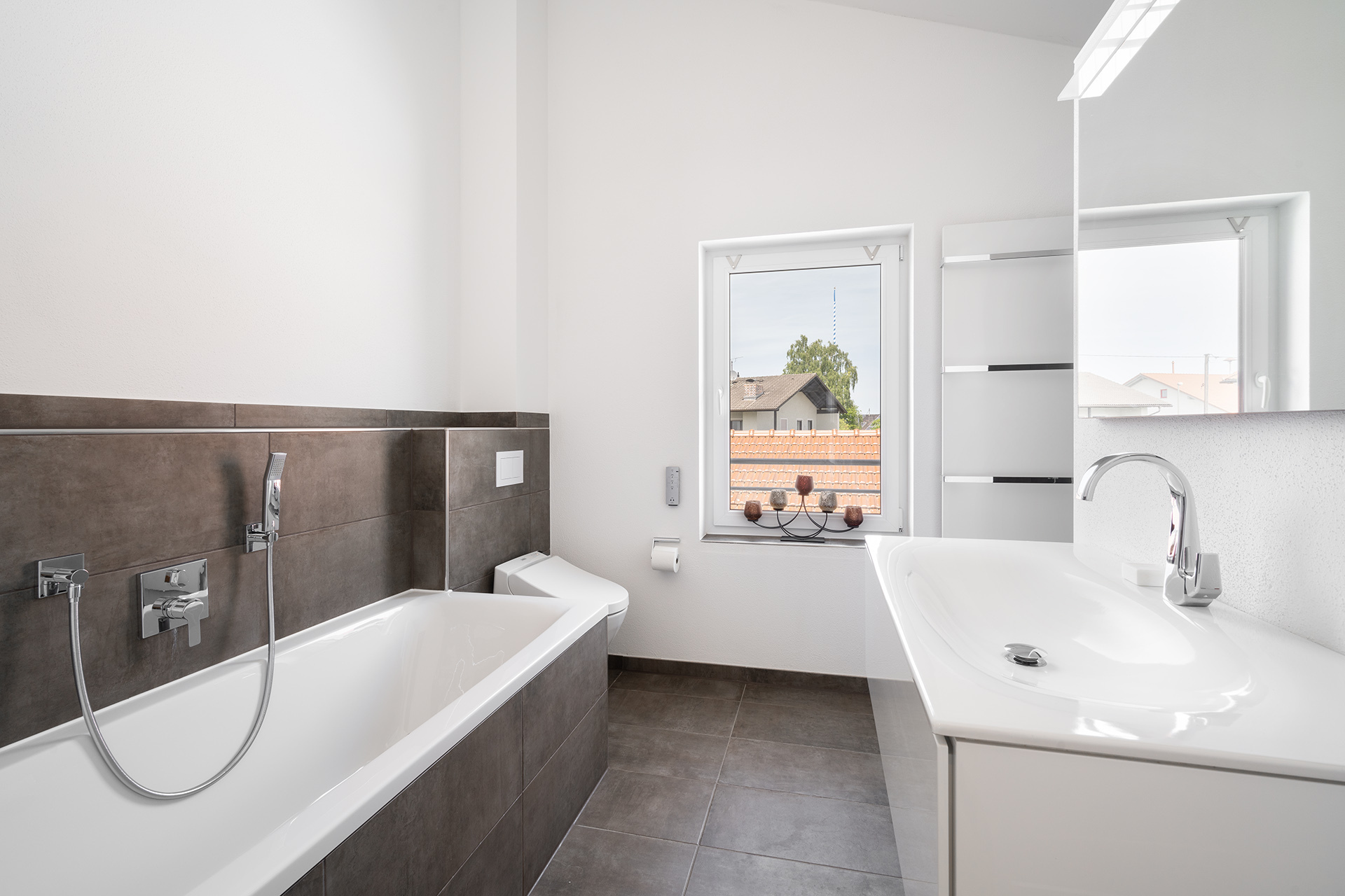 *Preishammer* Neuwertiges Einfamilienhaus in der Ortsmitte von Kirchasch - Badezimmer mit Wanne, Dusch, WC und Waschtisch