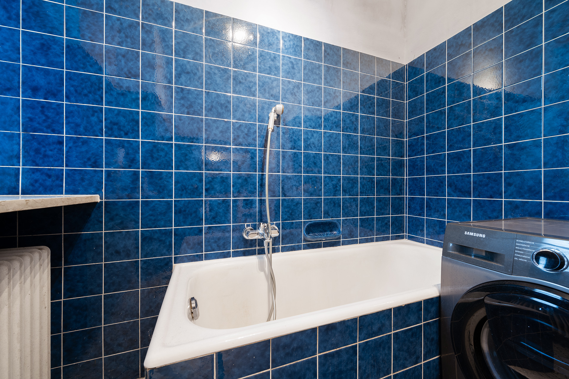 Außergewöhnliche, denkmalgeschützte 3-Zimmer-Stadtwohnung in München-Schwabing - Badezimmer mit Wanne
