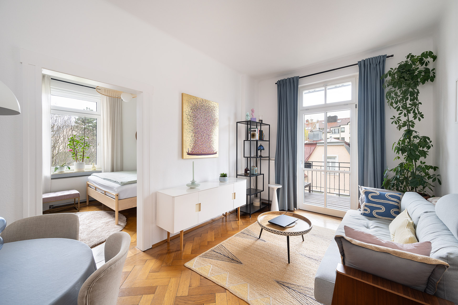 Bezaubernde, denkmalsgeschützte 2-Zimmer-Wohnung in München-Schwabing - Wohnzimmer