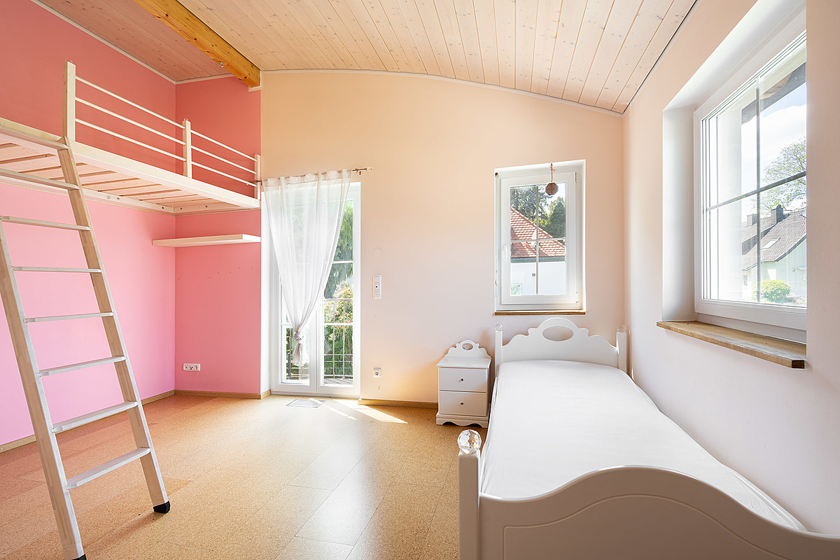 Architektonisches Meisterwerk in nachhaltiger Holzmassiv Bauweise - Kinderzimmer 1 mit Hochbett