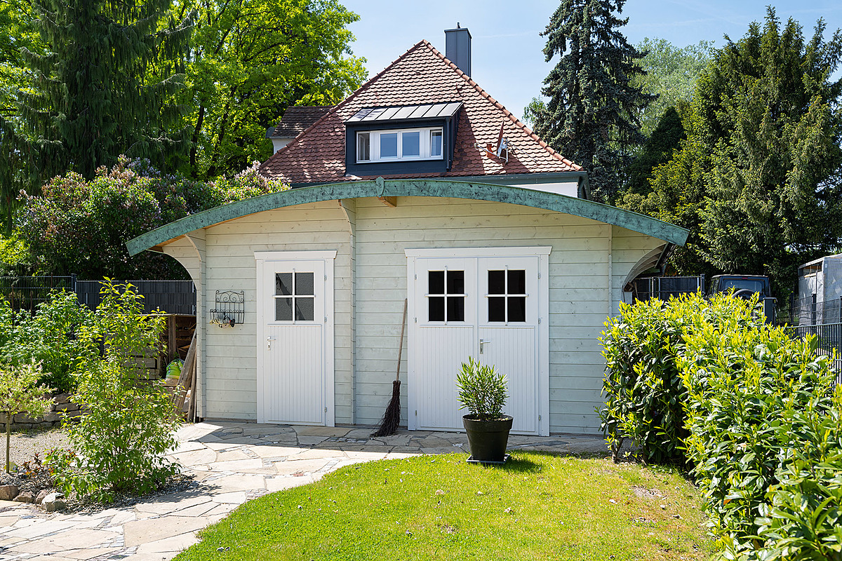 Architektonisches Meisterwerk in nachhaltiger Holzmassiv Bauweise - Gartenhaus mit Werkstatt