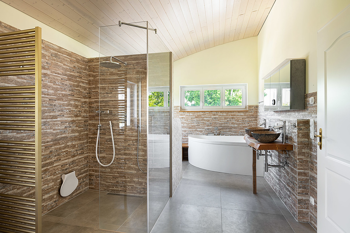 Architektonisches Meisterwerk in nachhaltiger Holzmassiv Bauweise - Masterbad mit begehbarer Dusche