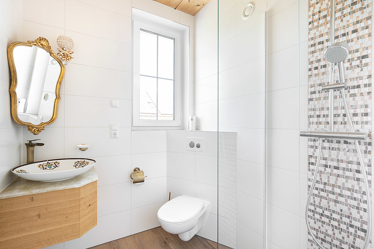Architektonisches Meisterwerk in nachhaltiger Holzmassiv Bauweise - Gäste Bad mit Dusche